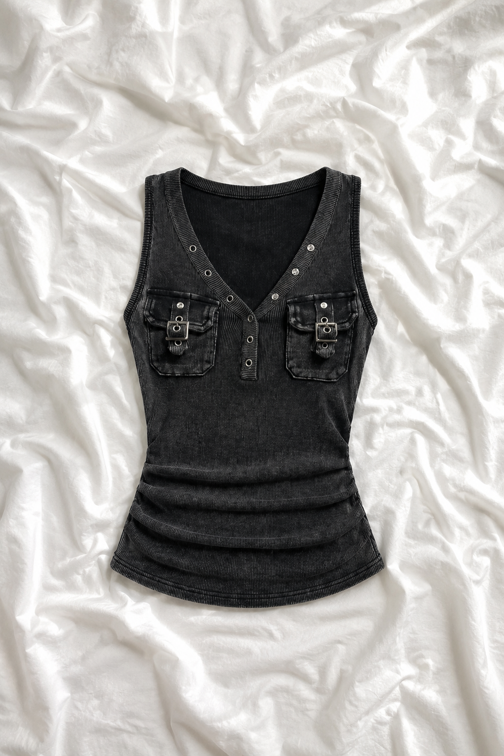 Top ajusté col V à poches et boucles métalliques